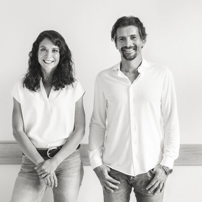 Schwarzweiß-Bild zeigt Dr. Elisabeth Lerchbaum und Dr. Alexander Szyszkowitz.