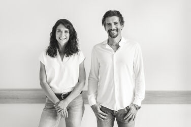 Lerchbaum_Web_Blog_2_WEB Schwarzweiß-Bild zeigt Dr. Elisabeth Lerchbaum und Dr. Alexander Szyszkowitz.