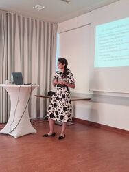 Bild zeigt Elisabeth Lerchbaum die einen Vortrag hält.